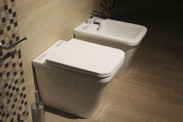 WC sospeso o a terra, scegliamolo.